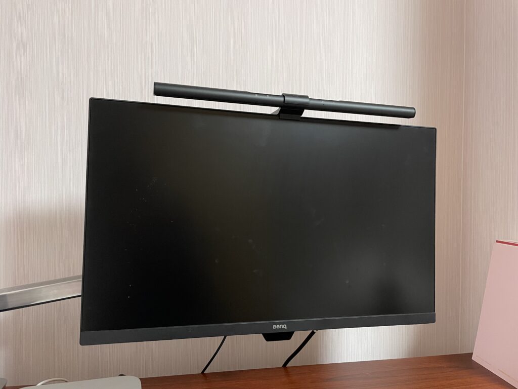 BenQのアイケアモニターとモニターライト