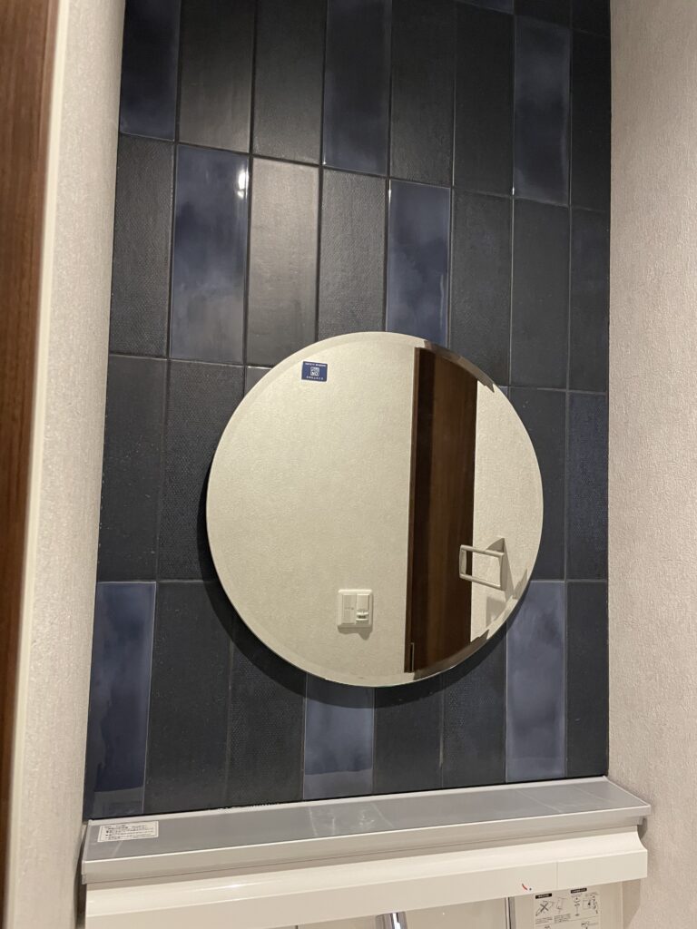 ただいま手洗いの名古屋モザイクのタイルとミラーの写真