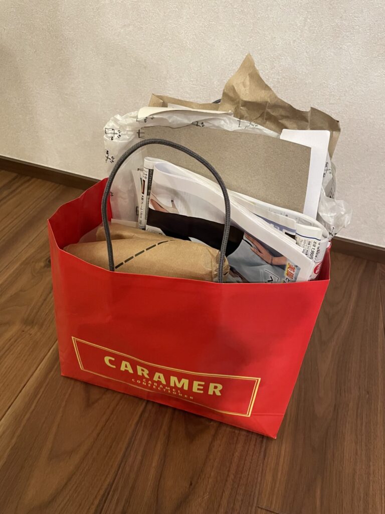 雑紙を大量に詰め込んだ紙袋