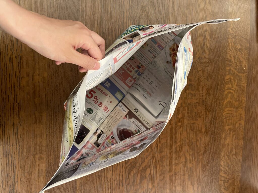 開いて形を整えて完成した雑紙紙袋を上から見た様子