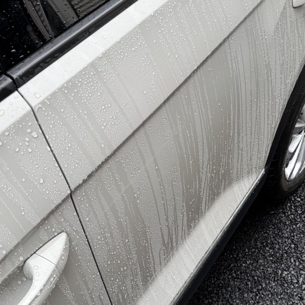 マキタのブロワーをかける前の水滴がついた車のボディ