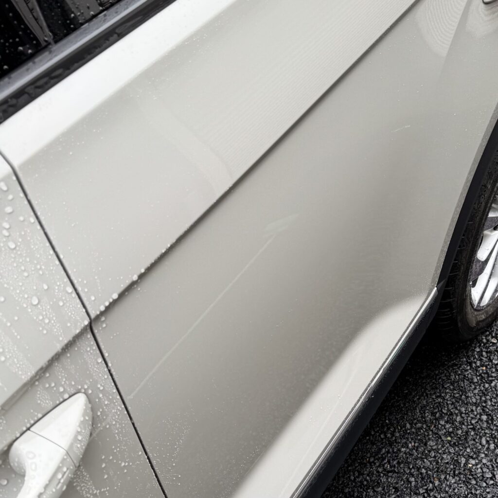 洗車後にマキタのブロワーをかけた後の水滴がなくなった車のボディ