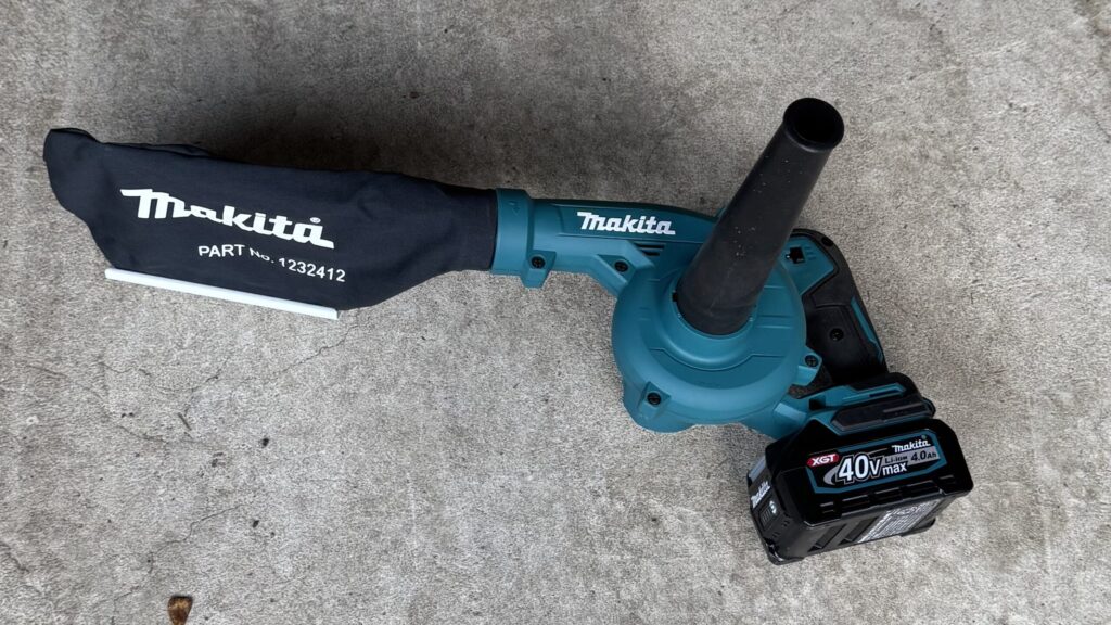 ダストボックスを装着して集じんモードとして使用するマキタのブロワー (UB002G)