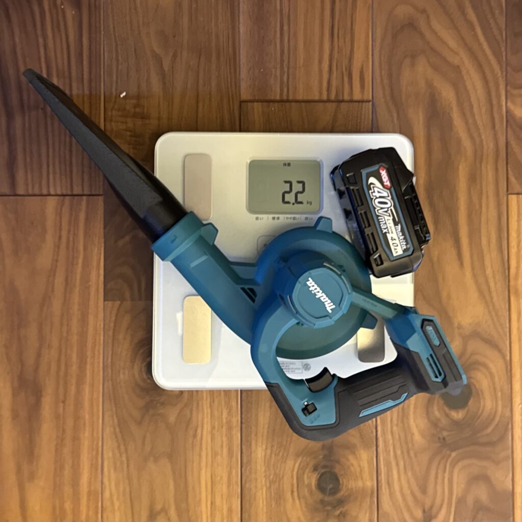 体重計に乗せて重量を測定したマキタのUB002Gブロワー