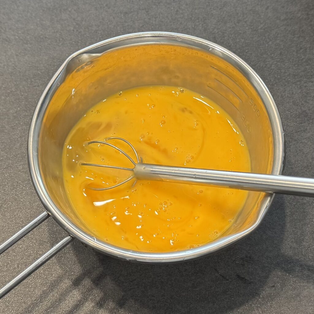 プリン液のための卵を溶いている様子