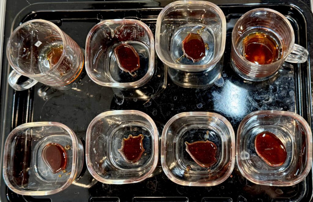 作成したカラメルを使用する容器に入れた様子