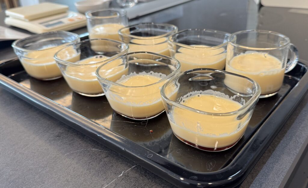 カラメルを入れた容器にプリン液を注いだ様子