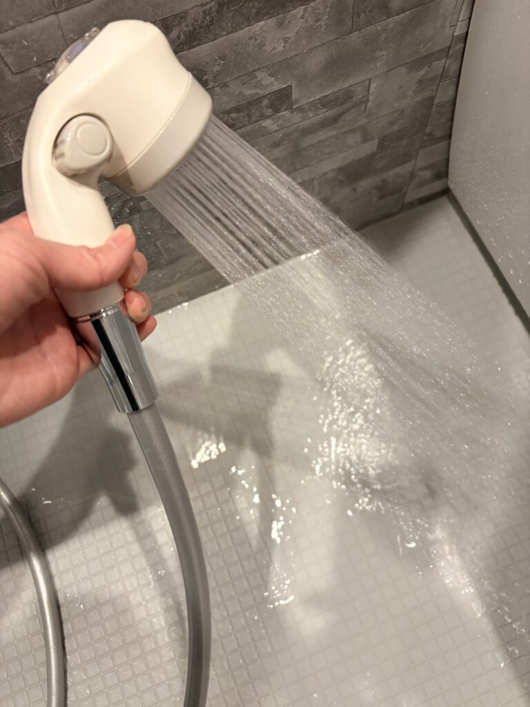 赤ちゃん用シャワーヘッドのワイド水流の様子