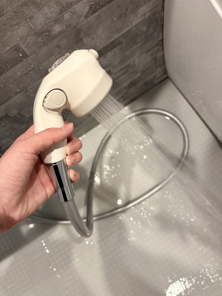 赤ちゃん用シャワーヘッドのスポット水流の様子