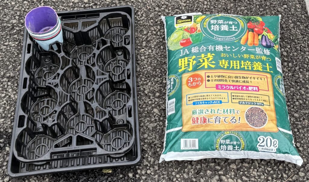 植え付けにあたって用意したポッドシステムトレー・給水トレー